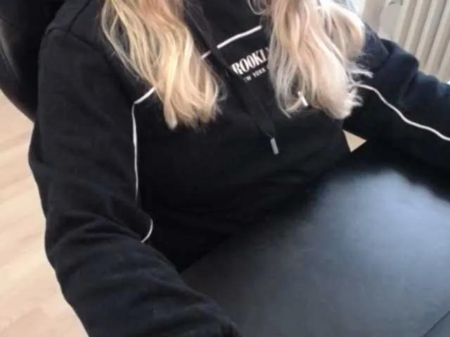 Offline Celina-Rose on BongaCams