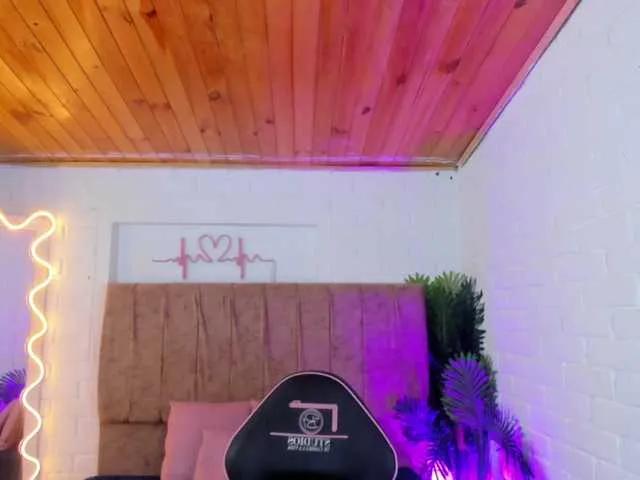 Offline Chiara-tay on BongaCams