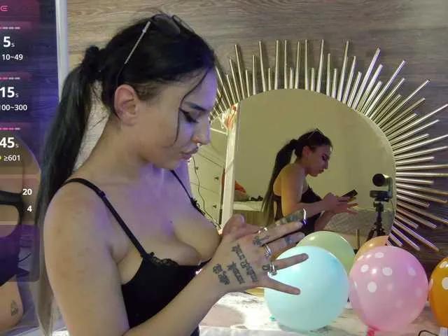 IsabellaLuxx — I love teasing, seducing, and making sure all eyes stay on me. If you're into playful flirting, let me take control