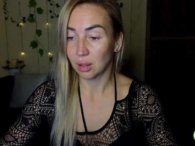 Jullyblondkiss on BongaCams 