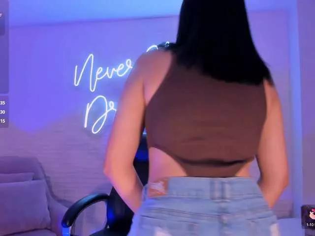 Offline MaddisonLowe on BongaCams