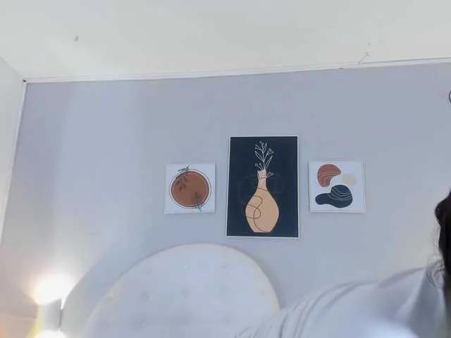 Offline mhia-paris on BongaCams