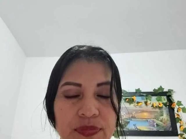 Naatashaa — que me hagan sentir salvaje, deseada, sucia Amo cuando me susurran lo que quieren hacerme y lo cumplen .jugar con mis juguetes mientras me ves tambin me vuelve loca