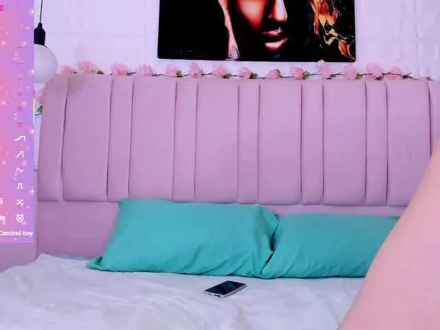 Offline scarlethit on BongaCams