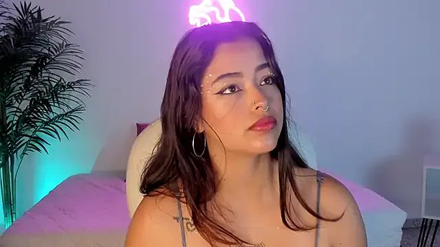 Freechat Ariana_Pierce on StripChat