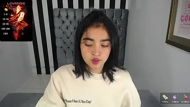 Freechat clementine_t on StripChat