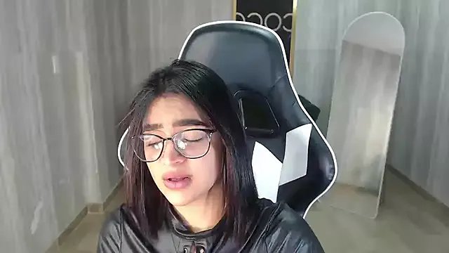 Freechat clementine_t on StripChat