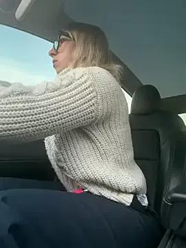 Giuliana_baby — Gode ass + une surprise