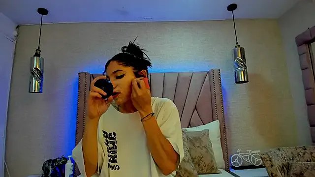 HazelMoret on StripChat