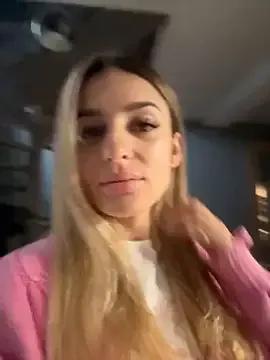 Jasmine_urPrincess — Kissing topless