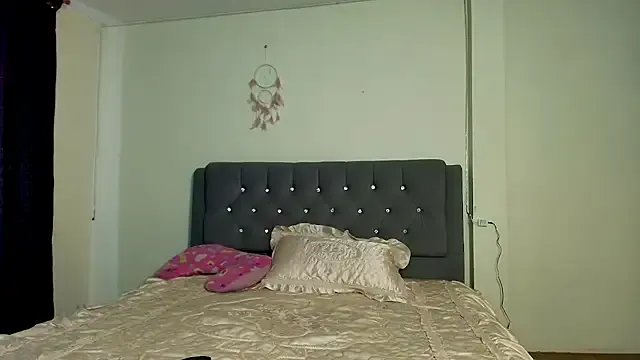 Freechat maddy_Bloomm on StripChat