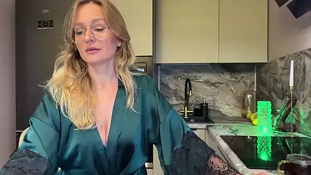 Freechat mommy_nadin on StripChat