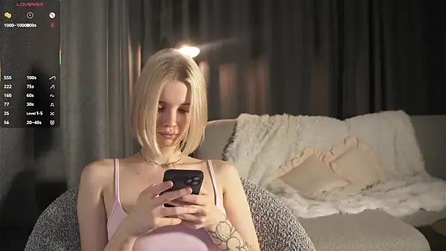 StripChat VivianKings is Freechat VivianKings — Add red color to my perky butt